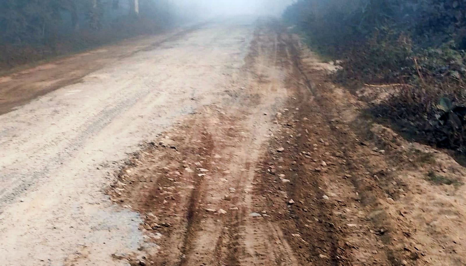 गंगा एक्सप्रेस-वे के वाहनों से खराब हुई गौटिया रामनारायण गांव की सड़क। संवाद