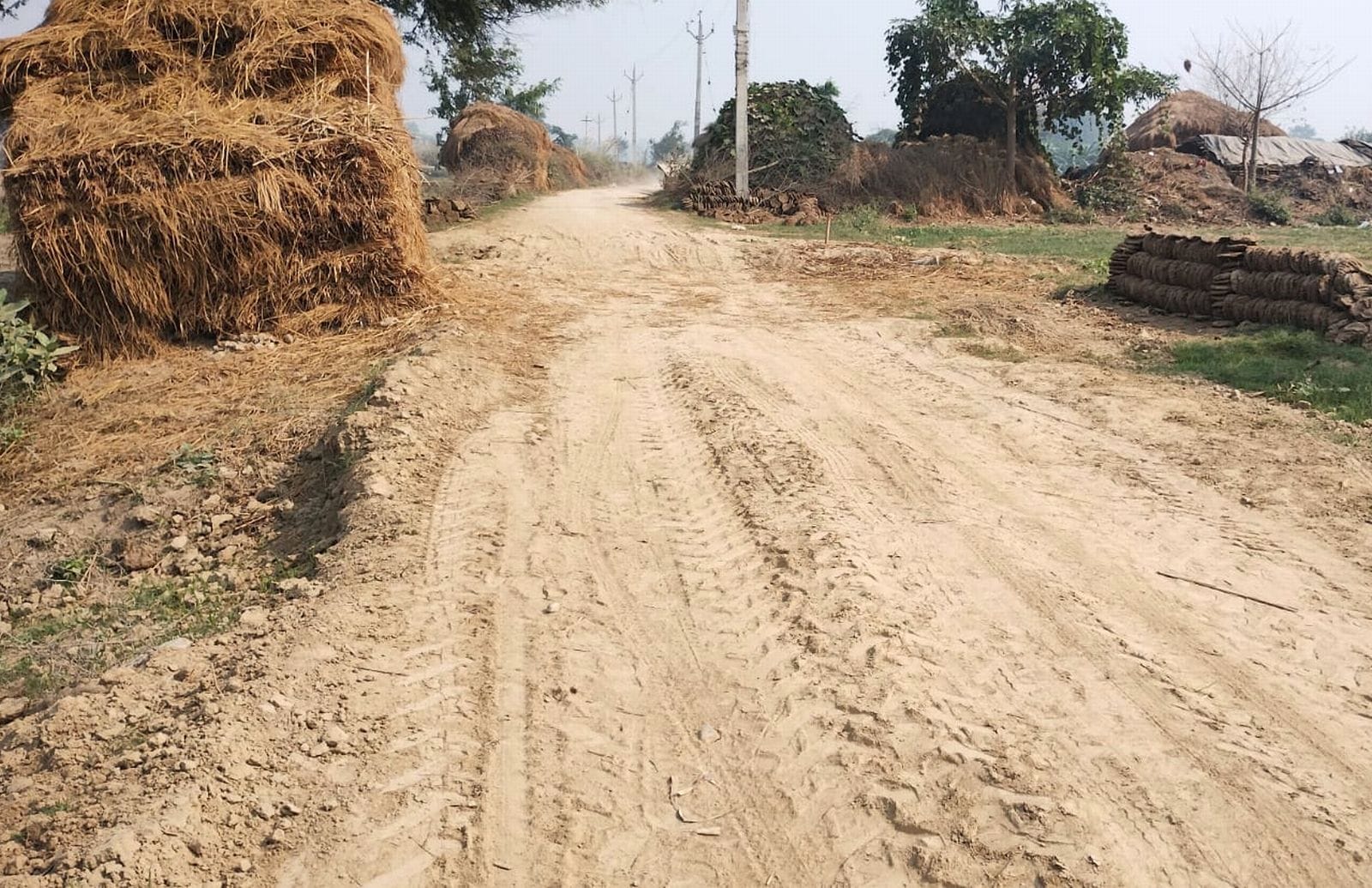 गंगा एक्सप्रेस-वे के वाहनों से खराब हुई गौटिया रामनारायण गांव की सड़क। संवाद