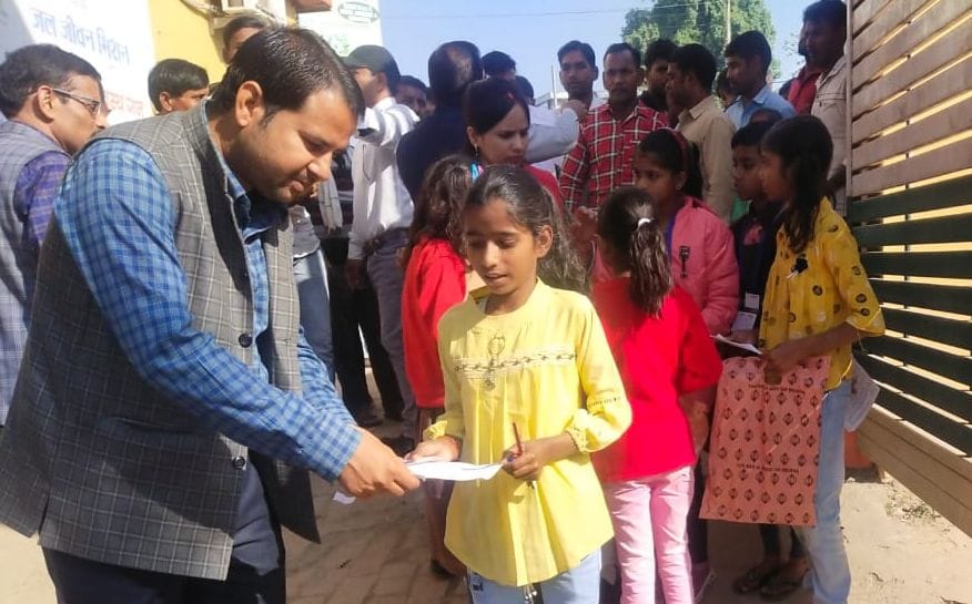  जीआईसी में रविवार को प्रवेश पत्र की जांच करते शिक्षक। -संवाद