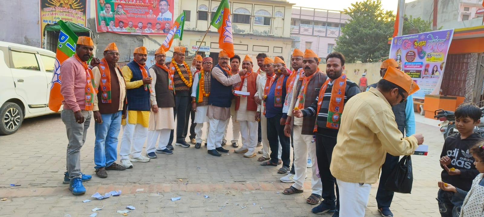 मध्यप्रदेश ,राजस्थान और छत्तीसगण में भाजपा की जीत पर कप्तानगंज कस्बे के मंगल की बाजार में जश्न 