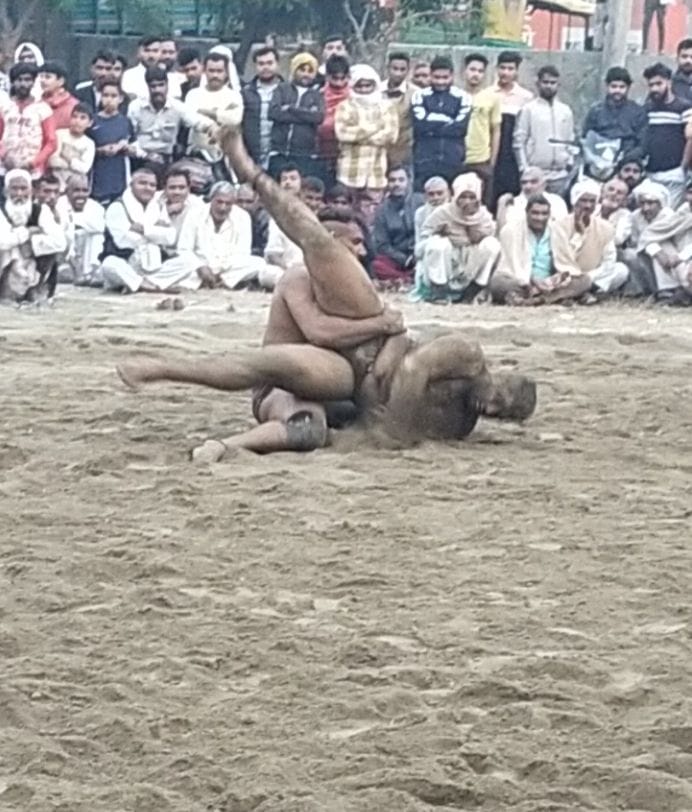 पहलवानों का हाथ मिलवाकर दंगल की शुरुआत कराते राजबीर त्यागी पहलवानों का हाथ मिलवाकर दंगल की शुरुआत कराते राजबीर त्यागी