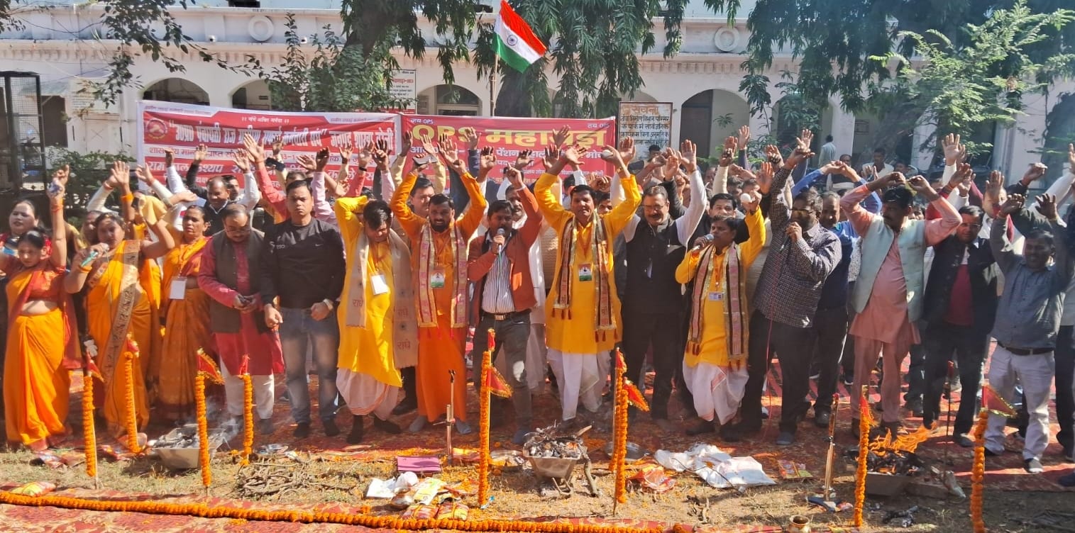 पुरानी पेंशन बहाली को लेकर बैठक करते ट्रेड यूनियन के पदाधिकारी - अमर उजाला