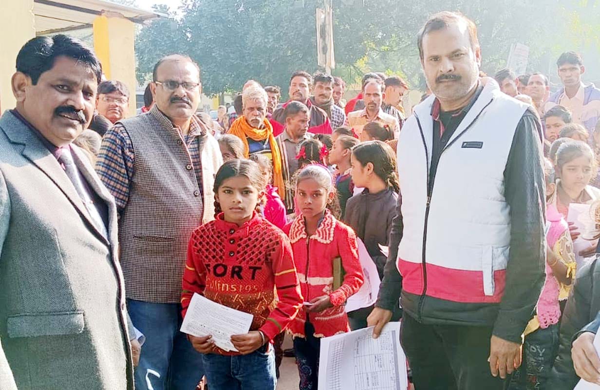 पुवायां इंटर कॉलेज में विद्याज्ञान प्रवेश परीक्षा देने पहुंचे बच्चे। संवाद पुवायां इंटर कॉलेज में विद्याज्ञान प्रवेश परीक्षा देने पहुंचे बच्चे। संवाद