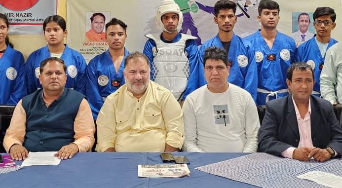 रुद्रपुर के सिटी कल्ब में प्रेस वार्ता करते स्कॉय एसोसिएशन के अध्यक्ष विकास शर्मा और पदाधिकारी
