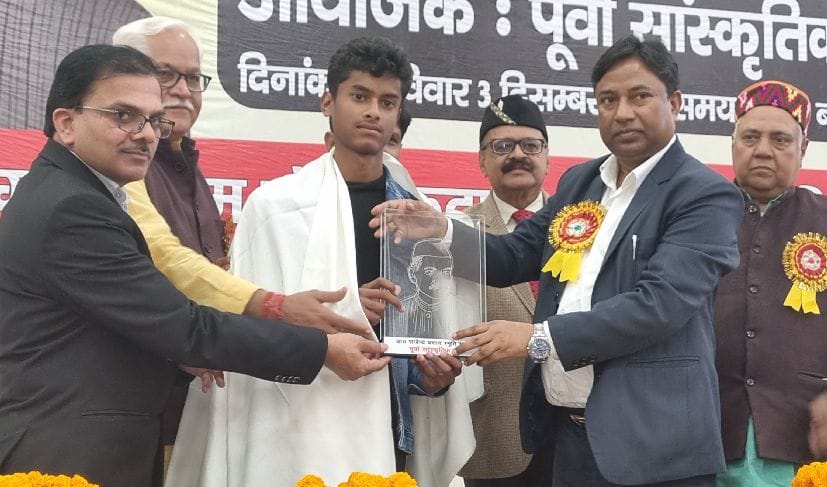रुद्रपुर में सुशांत को डॉ राजेंद्र प्रसाद सम्मान देते रेल मंत्रालय के कार्यपालक निदेशक सीएल शाह रुद्रपुर में सुशांत को डॉ राजेंद्र प्रसाद सम्मान देते रेल मंत्रालय के कार्यपालक निदेशक सीएल शाह