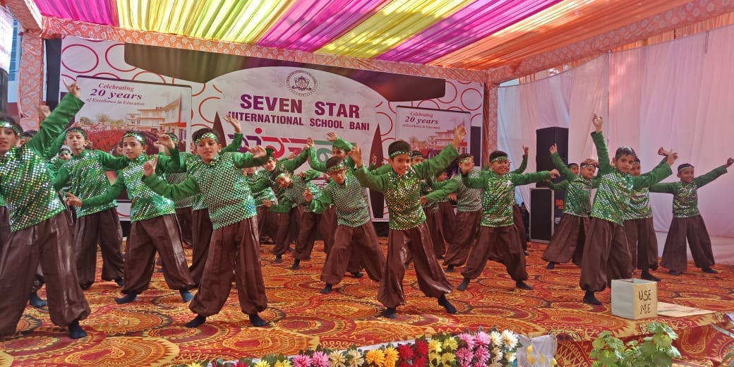 सेवन स्टार पब्लिक स्कूल बणी में वार्षिक समारोह में प्रस्तुति देते छात्र। (स्रोत: संस्थान) सेवन स्टार पब्लिक स्कूल बणी में वार्षिक समारोह में प्रस्तुति देते छात्र। (स्रोत: संस्थान)