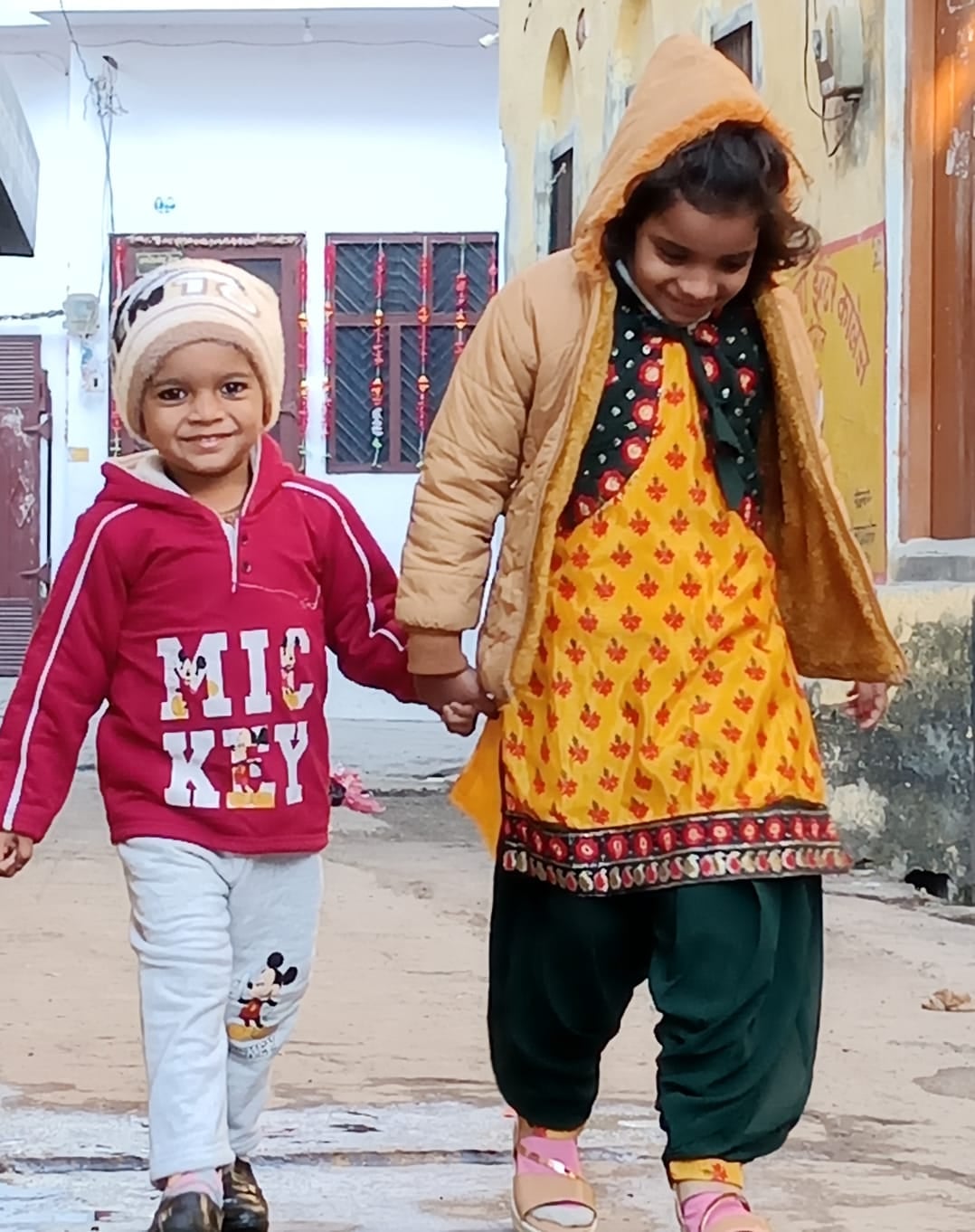 शहर में आसमान में छाये बादल । संवाद