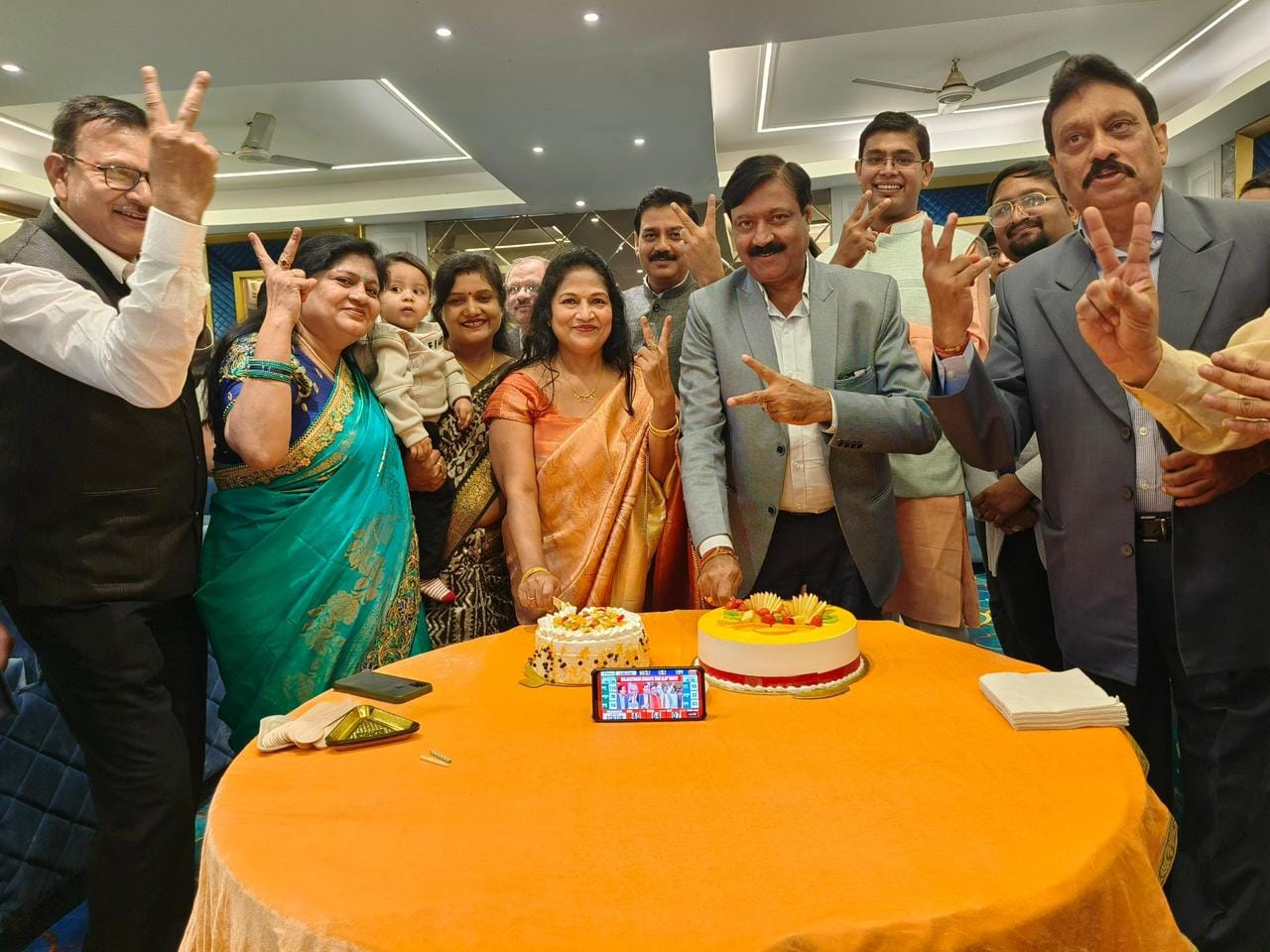 शामली  राजस्थान व मध्य प्रदेश में भाजपा की जीत पर  पटाखे छुडा कर  जस्न मनाते भाजपा कार्यकर्ता