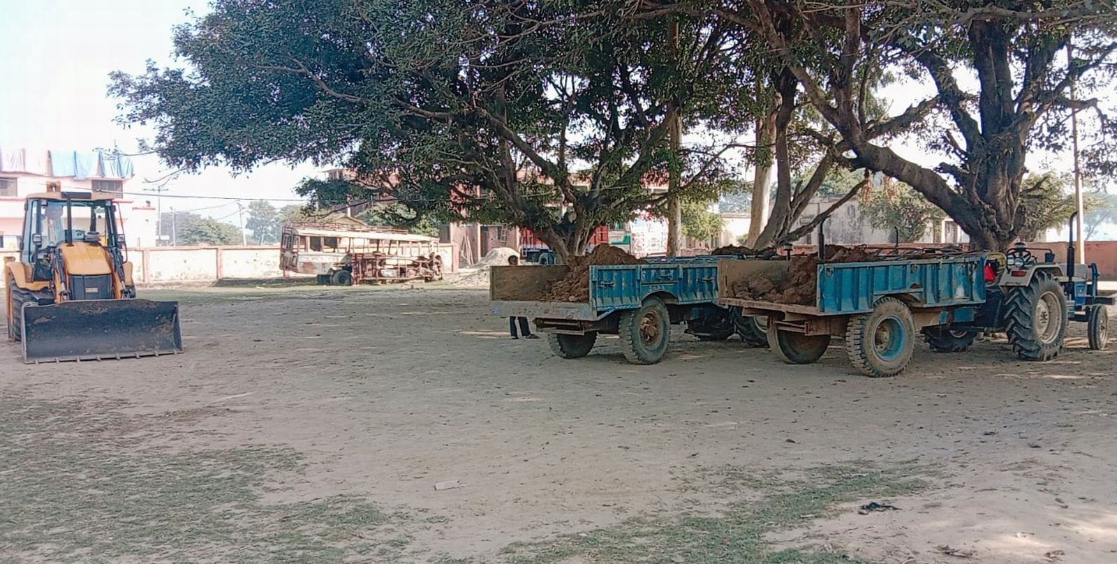 थाना फैजगंज बेहटा में खड़ी जेसीबी और ट्रैक्टर-ट्रॉली। संवाद
