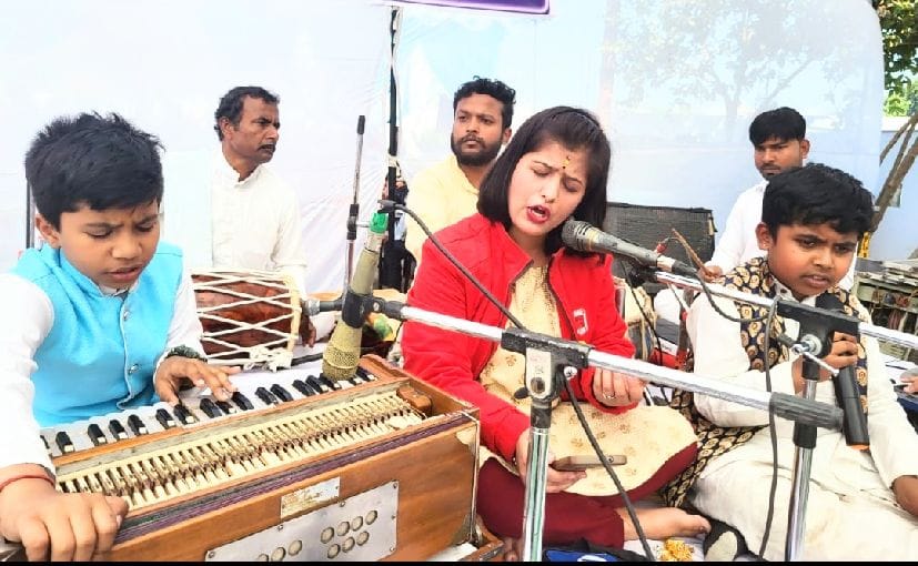 दिनेशपुर में मंच पर सांस्कृतिक कार्यक्रम प्रस्तुत करते बच्चे। स्रोत आयोजक
