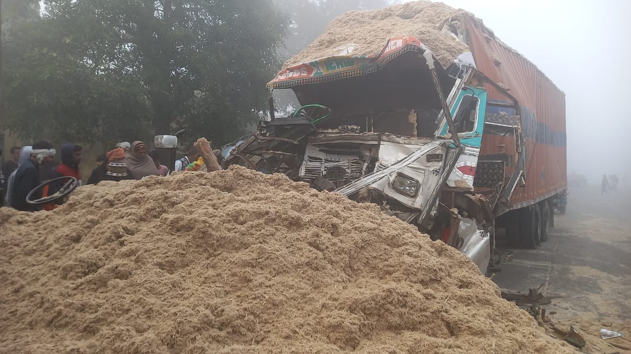 दुर्घटना के बाद मौके पर क्षतिगस्त टैक्टर ट्राली व कैटर ।संवाद दुर्घटना के बाद मौके पर क्षतिगस्त टैक्टर ट्राली व कैटर ।संवाद