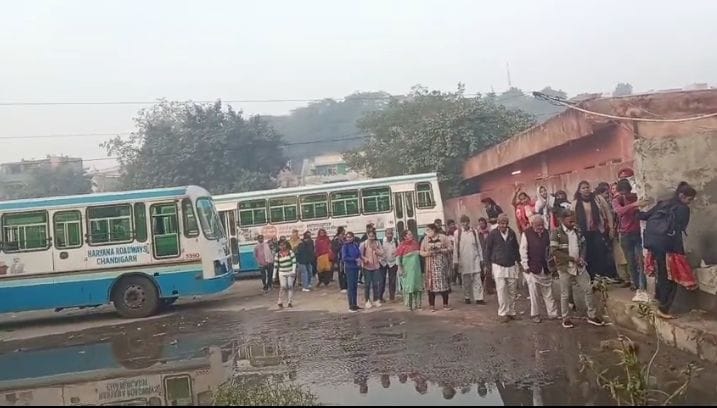 फोटो 27- सोनीपत बस अड्डे पर खानपुर रूट पर जाने वाले यात्री कार्यशाला में बस चलवाने की मांग करने