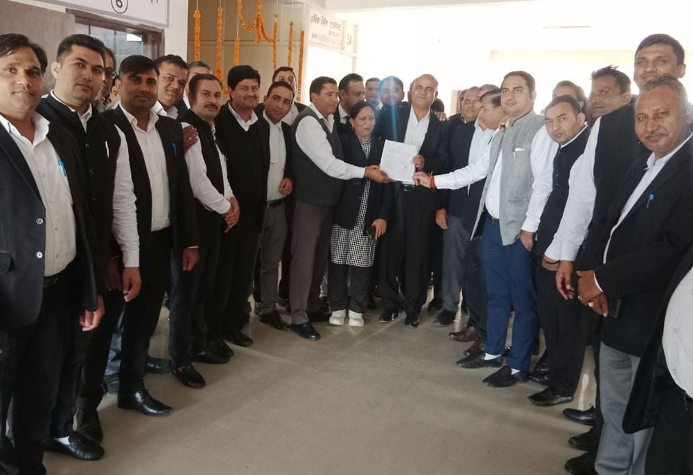 फोटो 30. सोनीपत के गन्नौर बार एसोसिएशन चुनाव के लिए नामांकन पत्र दाखिल करते प्रधान पद के दावेदा फोटो 30. सोनीपत के गन्नौर बार एसोसिएशन चुनाव के लिए नामांकन पत्र दाखिल करते प्रधान पद के दावेदा