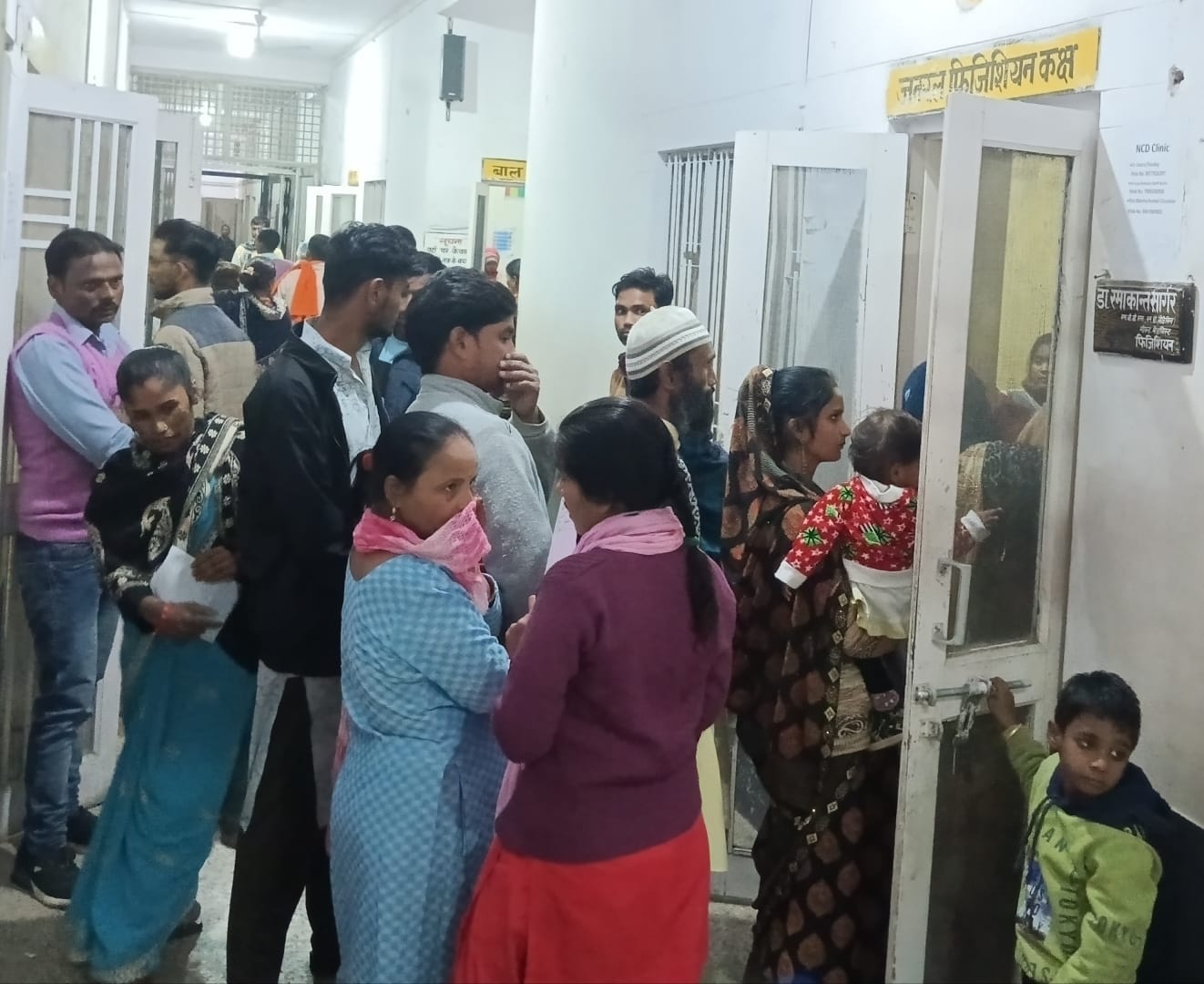 मेडिकल कॉलेज के पर्चा बनाने वाले कांउटर पर पर्चा बनवाने के लिए लगी लोगो की लंबी लाइन । संवाद