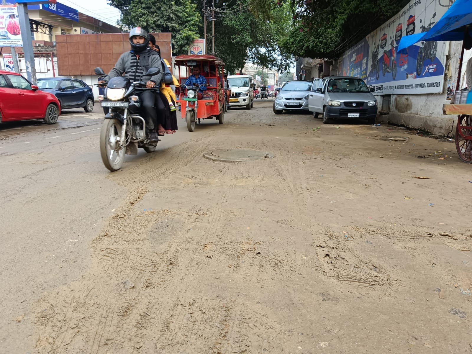पीडब्ल्यूडी गेस्ट हाउस से गोविंदगंज की ओर जाने वाले मार्ग पर हुई कीचड़ से होकर निकलते वाहन। संव