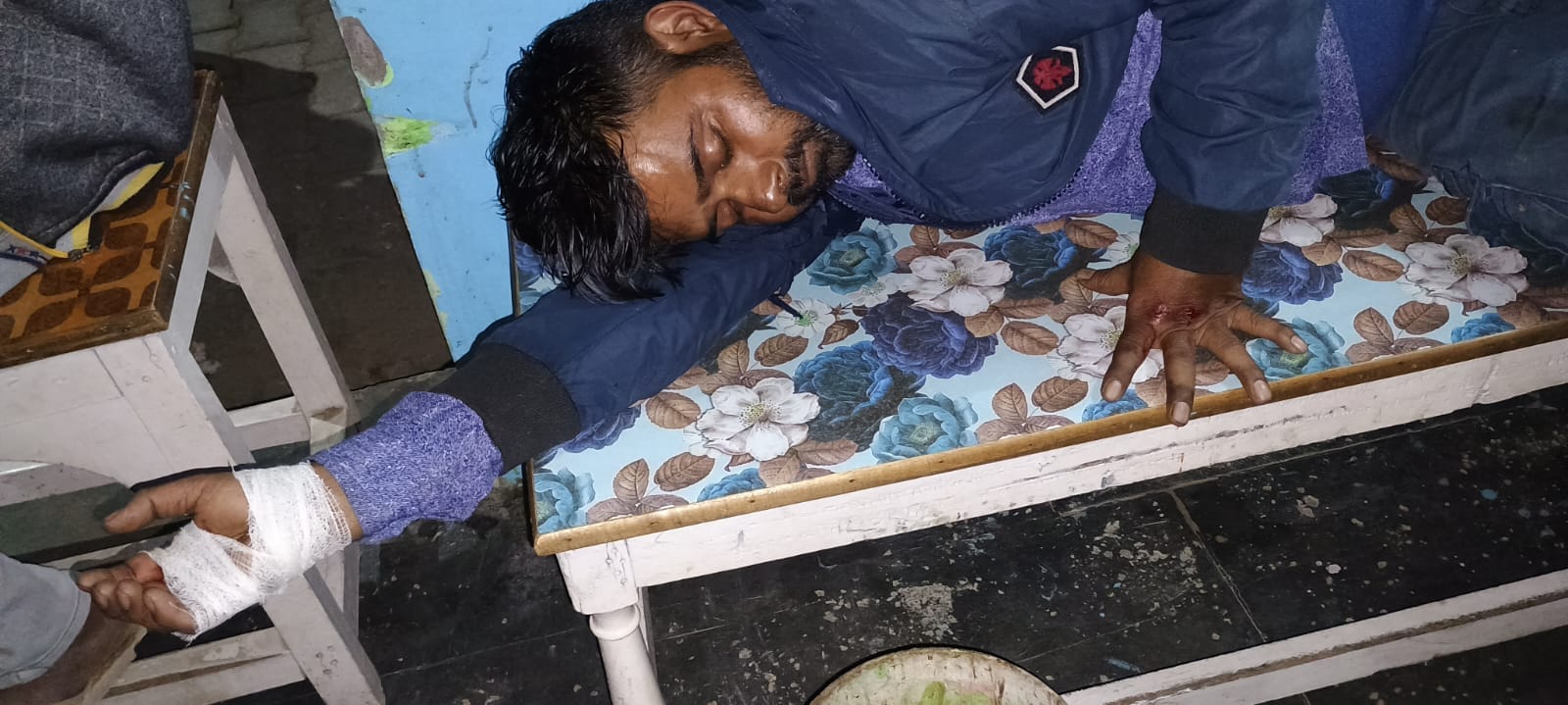 पिपरिया संतोष के पास मार्ग पार करता बाघ । स्रोत - वीडियो ग्रैब