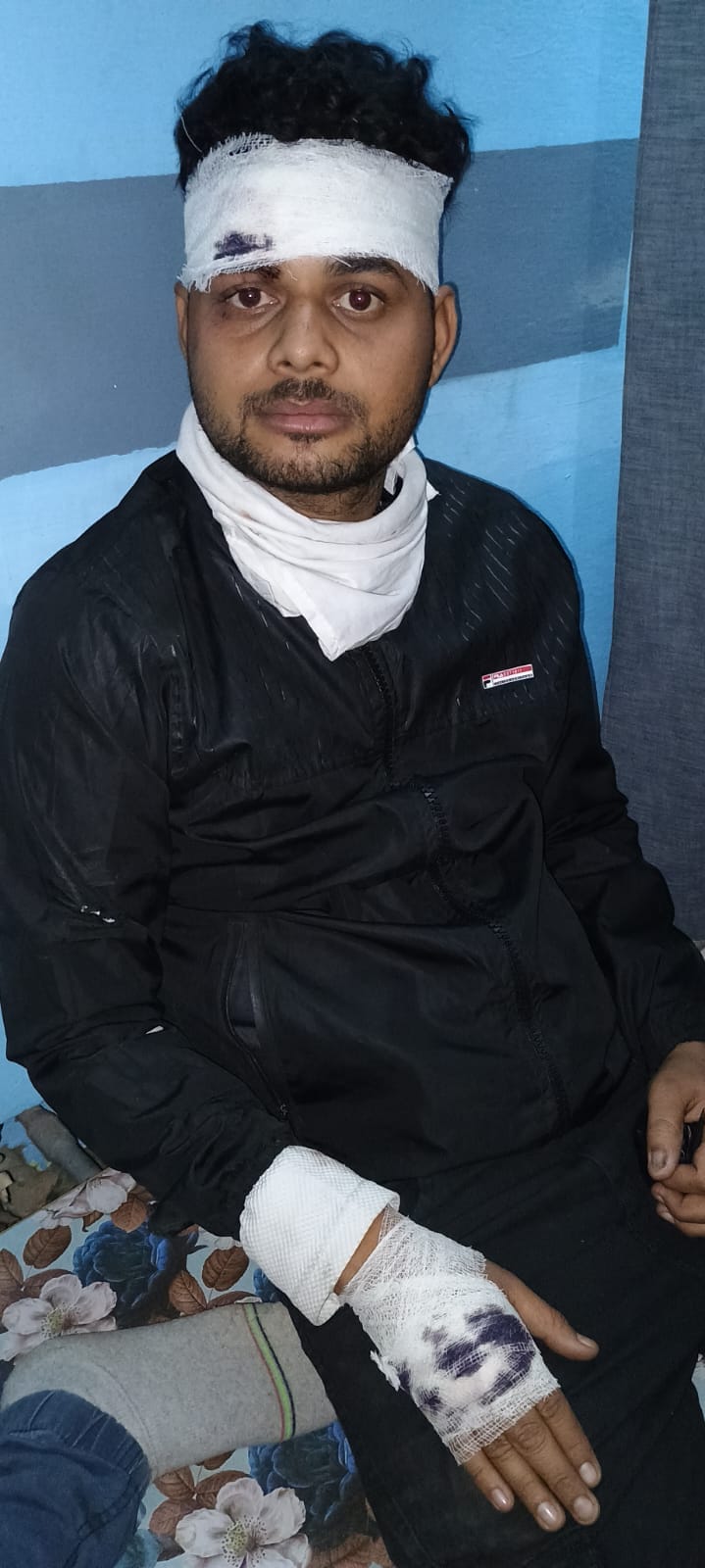 पिपरिया संतोष के पास मार्ग पार करता बाघ । स्रोत - वीडियो ग्रैब