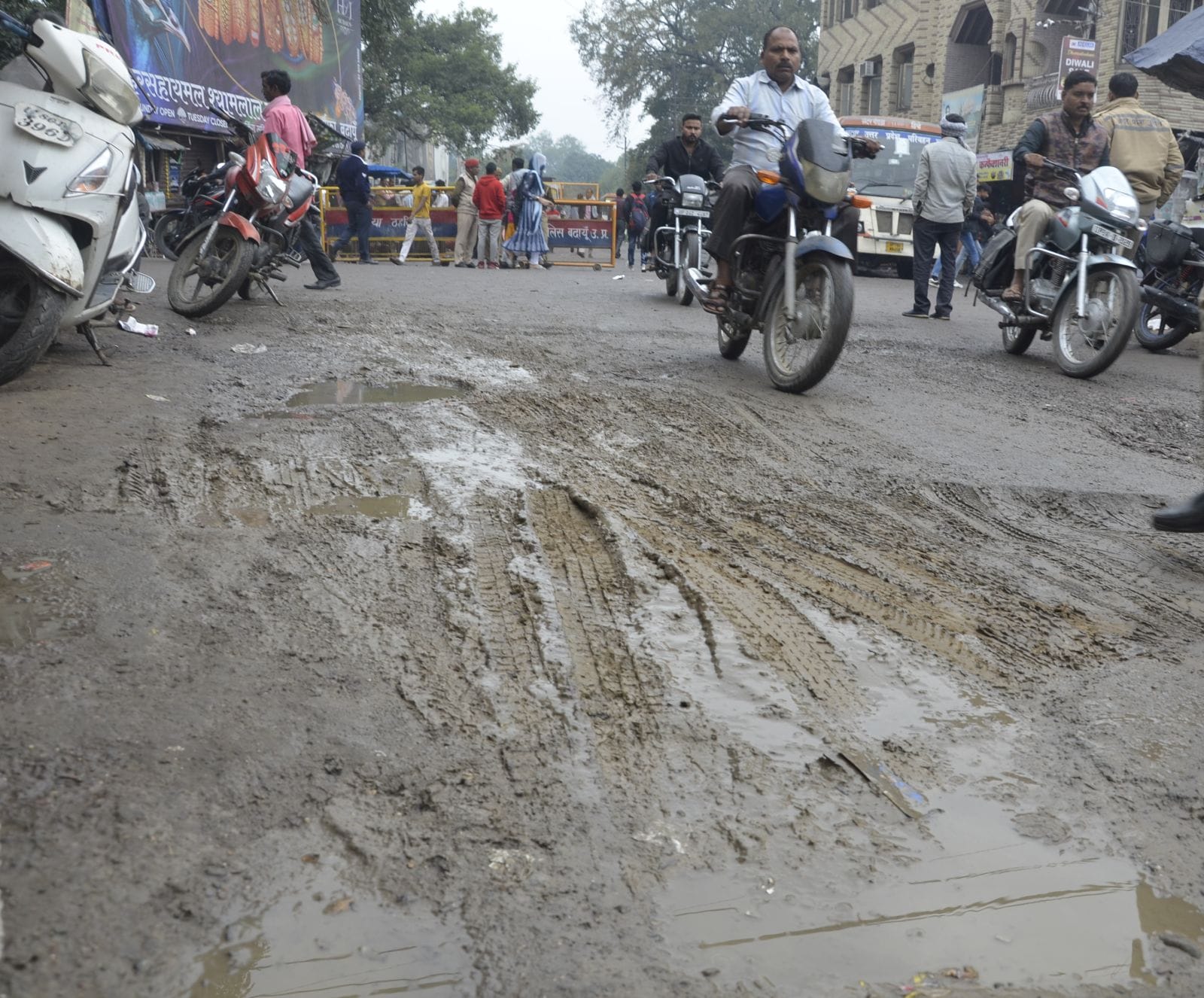 सोमवार को बादल पूरे दिन छाए। संवाद