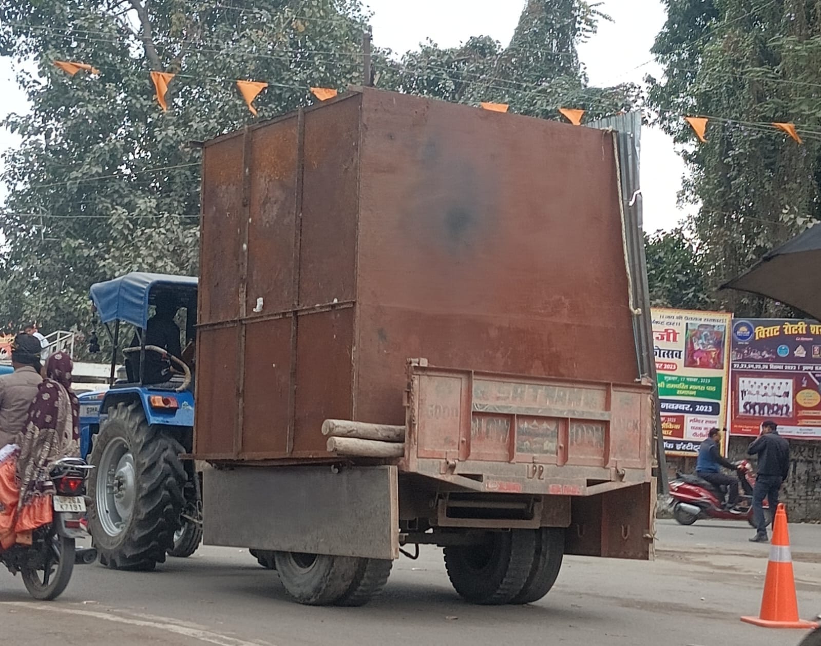 शहर की गांधी स्टेडियम रोड से खुद अपने खोखे हटाकर ले जाते लोग । संवाद शहर की गांधी स्टेडियम रोड से खुद अपने खोखे हटाकर ले जाते लोग । संवाद