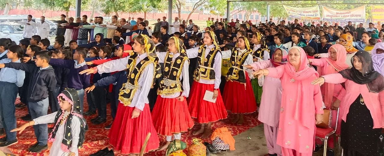 05जेएनडी08: नगूरां गांव के स्कूल में बच्चों तथा लोगों को शपथ दिलाते एसडीएम गुलजार मलिक। संवाद
