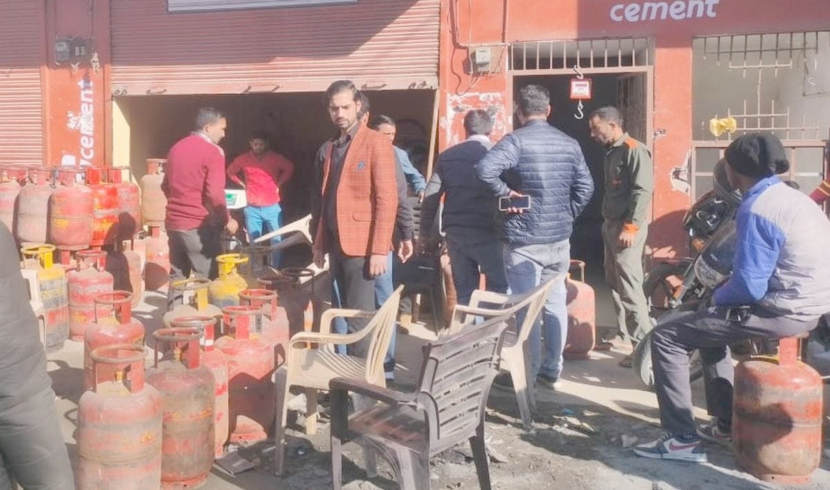 चंबा के भरमौर में दुकान पर निरीक्षण के  दौरान श्रम विभाग की टीम।संवाद