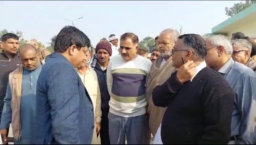 फोटो 17- सोनीपत के गोहाना के पास आहुलाना चीनी मिल में किसानों को समझाते प्रबंधक निदेशक एवं एसडी फोटो 17- सोनीपत के गोहाना के पास आहुलाना चीनी मिल में किसानों को समझाते प्रबंधक निदेशक एवं एसडी
