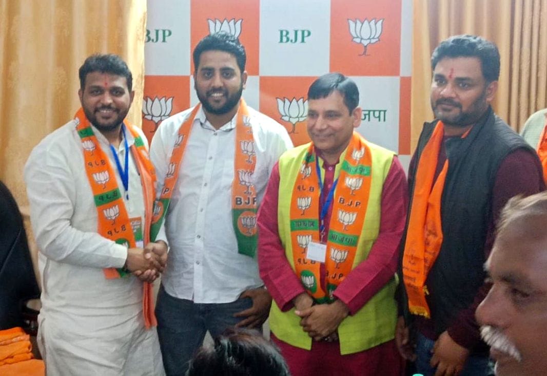 फोटो 36. सोनीपत के दीपक पांचाल को भाजयुमो जिला उपाध्यक्ष की जिम्मेदारी सौंपते जिलाध्यक्ष तीर्थ फोटो 36. सोनीपत के दीपक पांचाल को भाजयुमो जिला उपाध्यक्ष की जिम्मेदारी सौंपते जिलाध्यक्ष तीर्थ