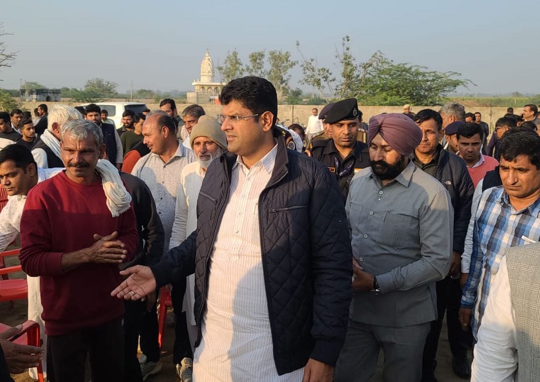 फोटो 40- सोनीपत के गोहाना में उपमुख्यमंत्री दुष्यंत चौटाला लोगों की बीच पहुंचकर उनकी समस्याएं स फोटो 40- सोनीपत के गोहाना में उपमुख्यमंत्री दुष्यंत चौटाला लोगों की बीच पहुंचकर उनकी समस्याएं स