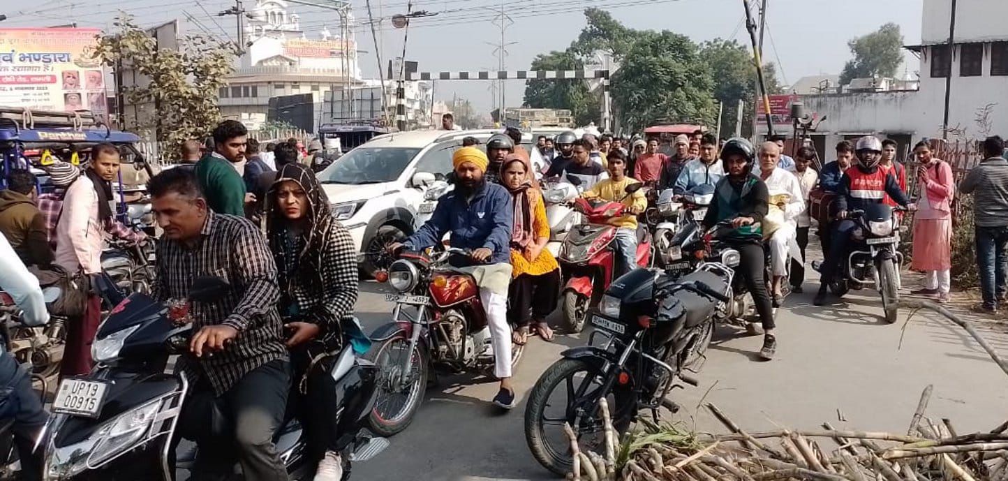 शामली धीमान पुर  फाटक पर पलटी पडी गन्ने से भरी बुग्गी