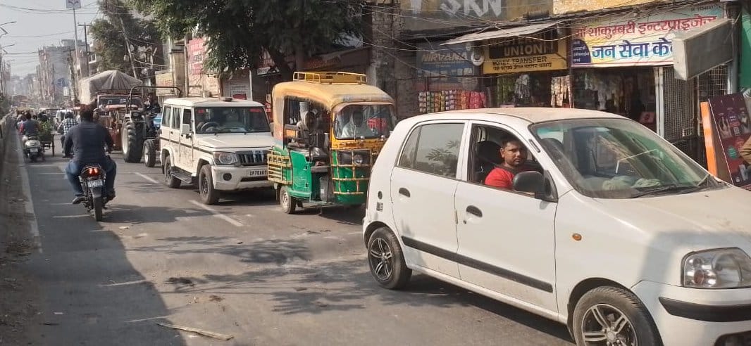 शामली धीमान पुर  फाटक पर पलटी पडी गन्ने से भरी बुग्गी