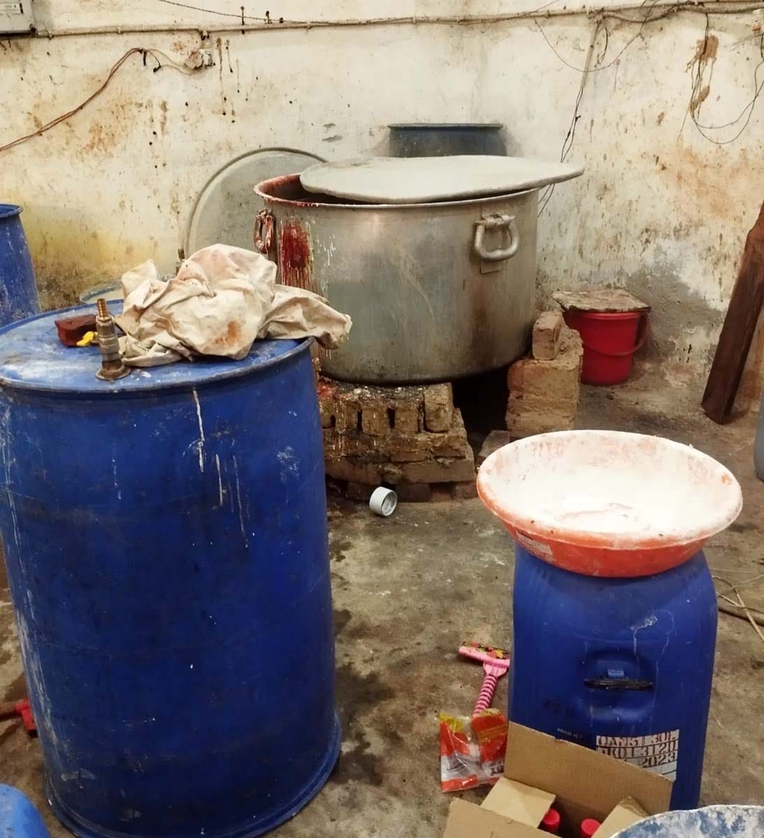 उझानी मेंै फैक्ट्री में केमिकल से बनी चिली सॉस देखते खाद्य सुरक्षा विभाग के अफसर। संवाद