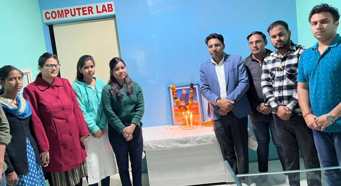 06जेएनडी23: बाबा साहेब डॉ बीआर आंबेडकर को श्रद्धांजलि देते हुए बसपा कार्यकर्ता। संवाद 06जेएनडी23: बाबा साहेब डॉ बीआर आंबेडकर को श्रद्धांजलि देते हुए बसपा कार्यकर्ता। संवाद