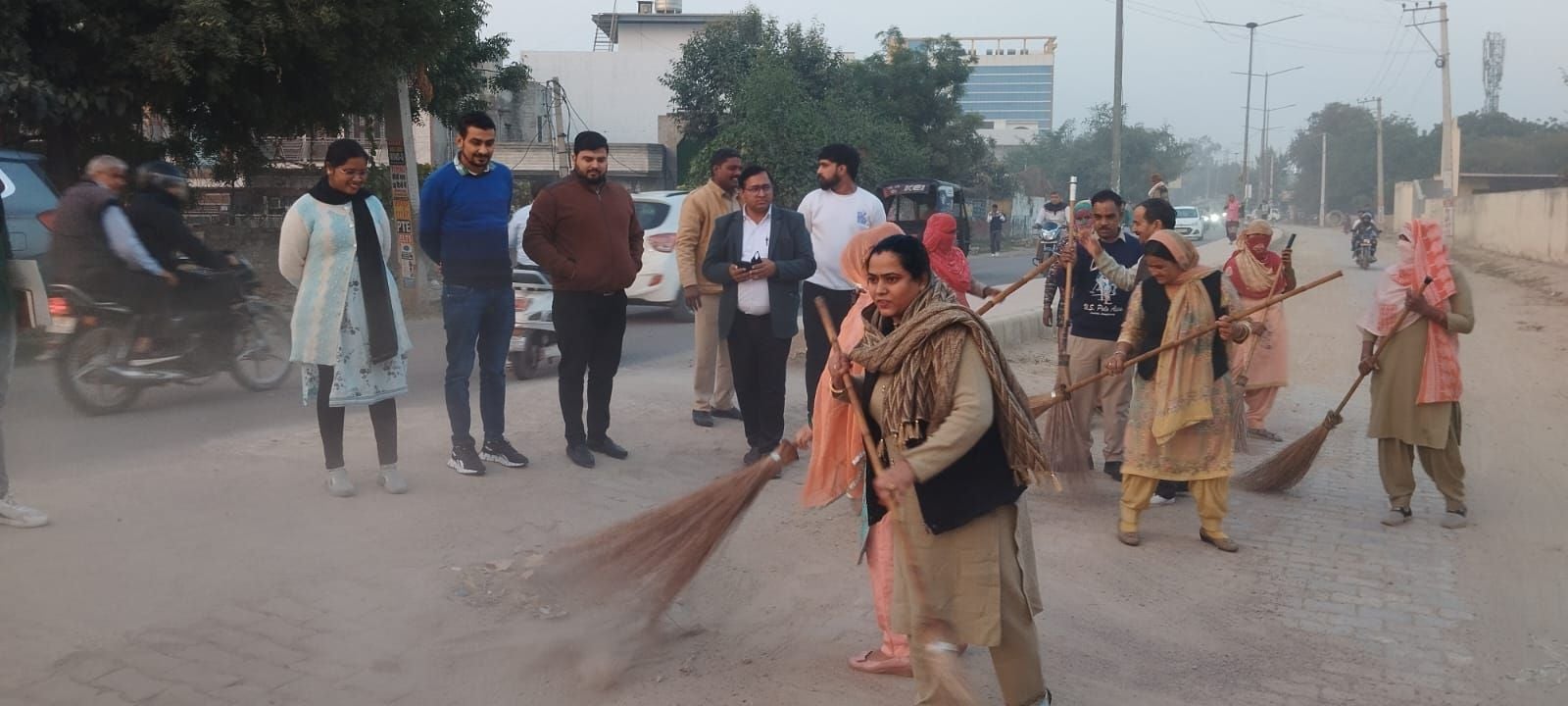 07जेएनडी54: सफाई अभियान को सुचारू चलाने के लिए विचार विमर्श करते नगरपरिषद के अधिकारी व चेयरमैन 07जेएनडी54: सफाई अभियान को सुचारू चलाने के लिए विचार विमर्श करते नगरपरिषद के अधिकारी व चेयरमैन