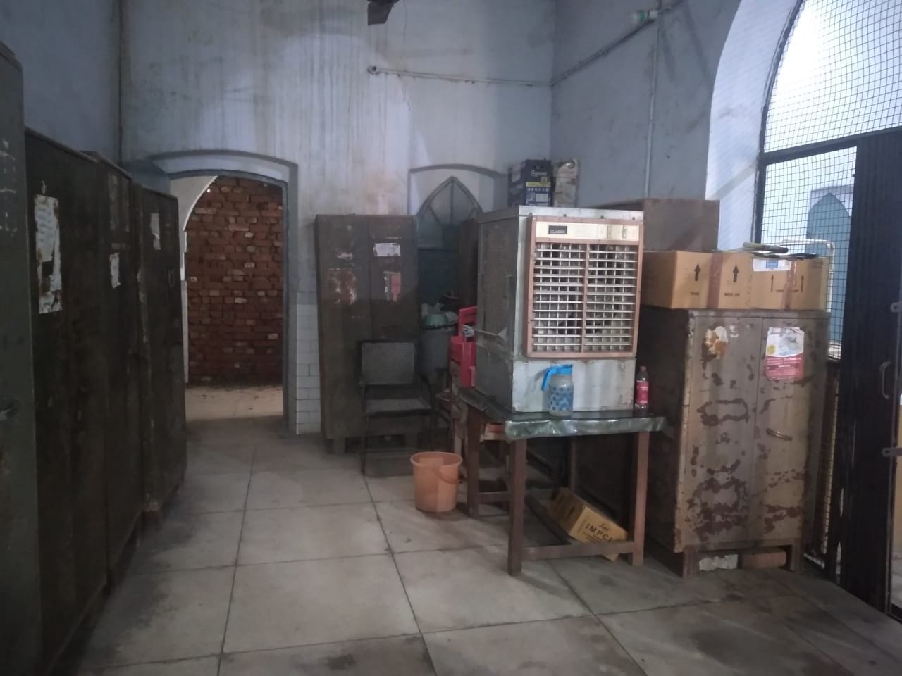 आयुर्वेदिक अस्पताल की टूटी छत। संवाद