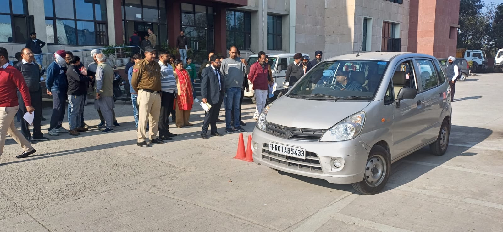 अंबाला छावनी के उपमंडल कार्यालय परिसर में ड्राइविंग लाइसेंस के लिए आए आवेदकों के टेस्ट लेते एसड अंबाला छावनी के उपमंडल कार्यालय परिसर में ड्राइविंग लाइसेंस के लिए आए आवेदकों के टेस्ट लेते एसड