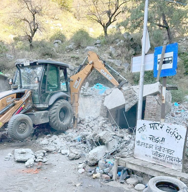 चंबा में चाहला के पास अवैध कब्जों को हटाती वन विभाग की टीम।संवाद चंबा में चाहला के पास अवैध कब्जों को हटाती वन विभाग की टीम।संवाद