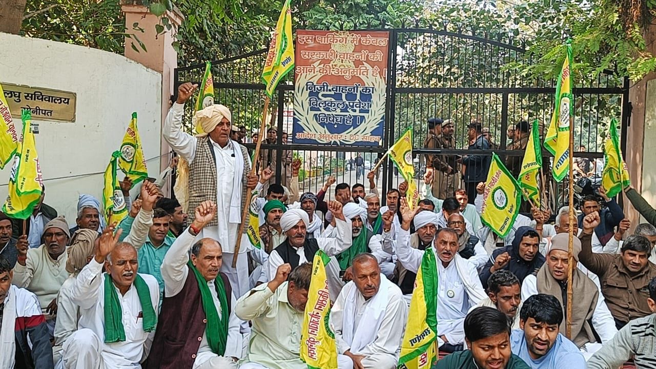 फोटो 26. सोनीपत लघु सचिवालय के गेट पर धरना देते विभिन्न गांवों के किसान। संवाद