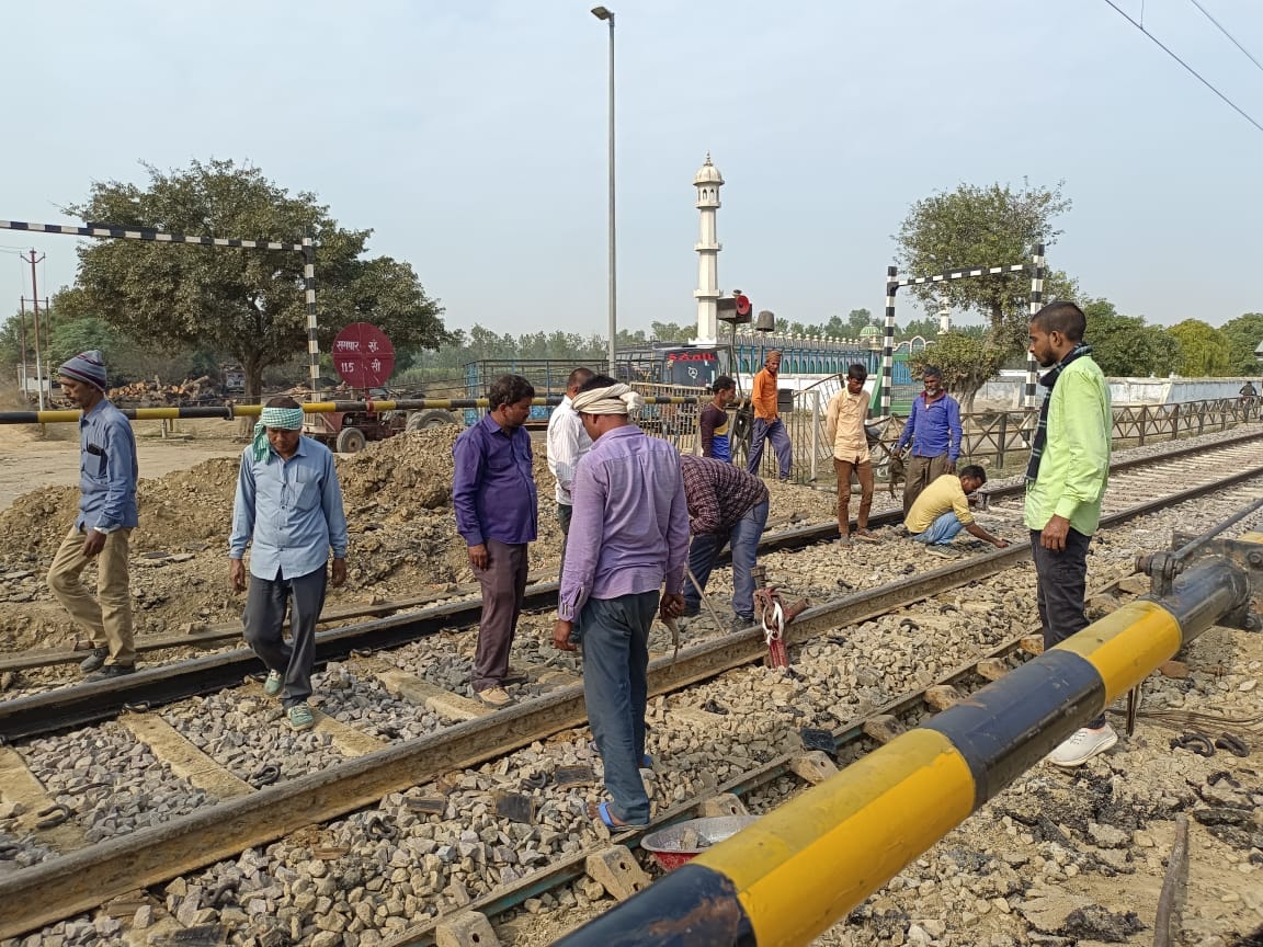 खीरी में रेलवे क्रॉसिंग के पास लगाई गई सूचना