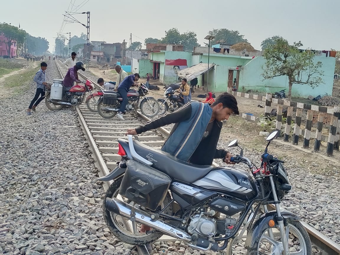 खीरी में रेलवे क्रॉसिंग के पास लगाई गई सूचना