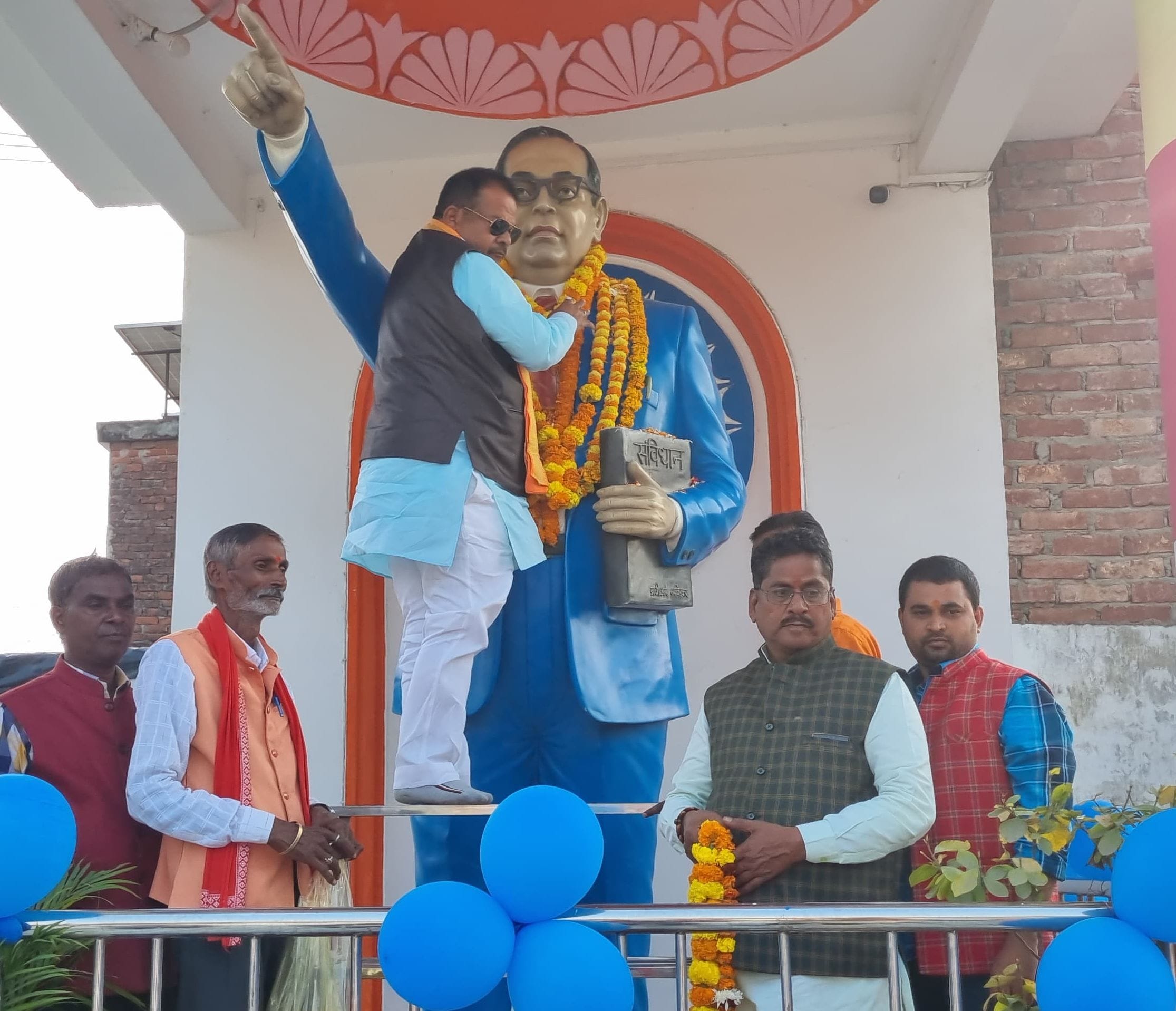 नगर पंचायत अध्यक्ष उमा अग्रवाल बाबा भीमराव अंबेडकर के प्रतिमा मूर्ति पर पुष्पांजलि अर्पित करती 