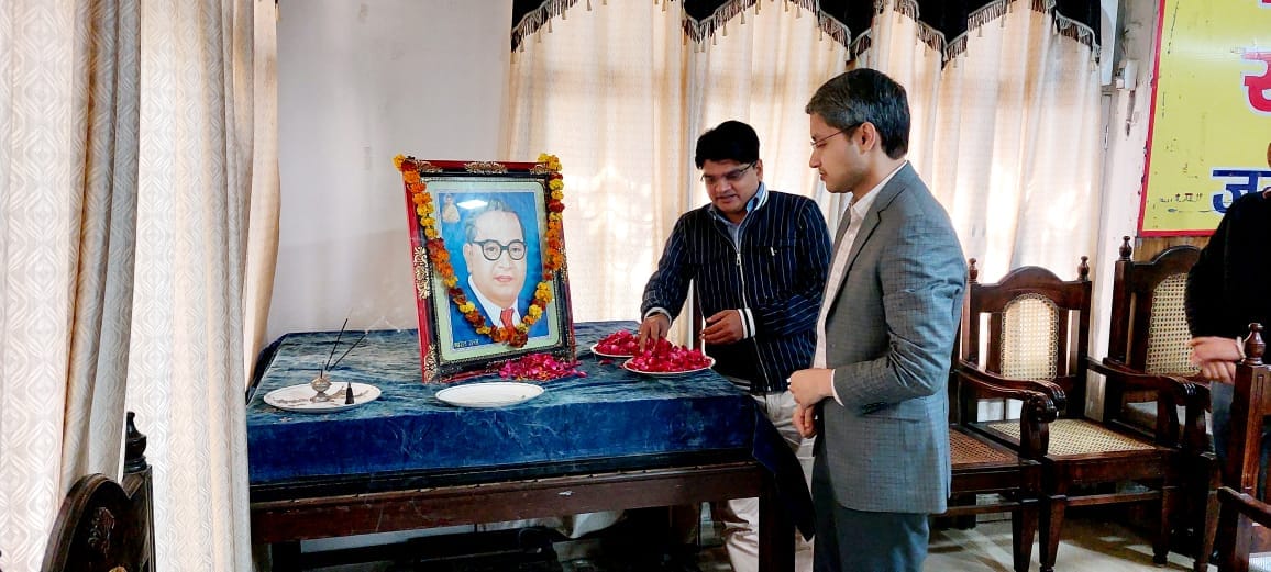 शामली अजंत्ता चौक पर डॉक्टर भीमराव अंबेडकर की प्रतिमा पर माल्यापर्ण करते भाजपा कार्यकर्ता शामली अजंत्ता चौक पर डॉक्टर भीमराव अंबेडकर की प्रतिमा पर माल्यापर्ण करते भाजपा कार्यकर्ता