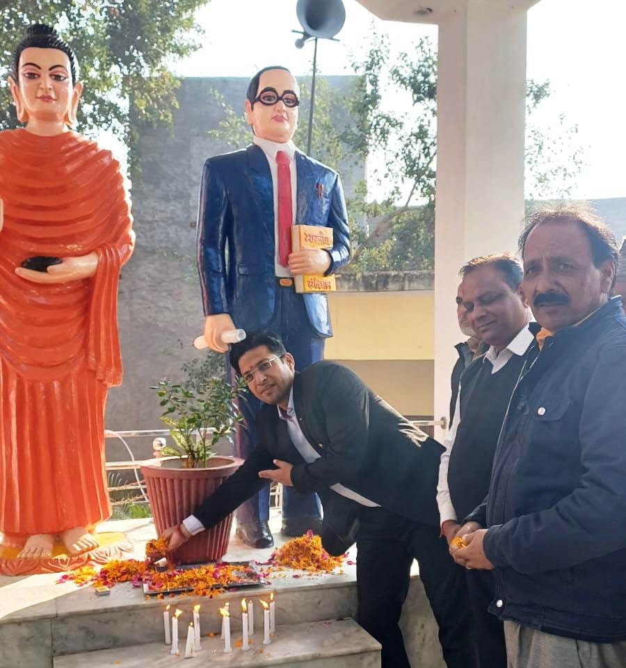 शामली अजंत्ता चौक पर डॉक्टर भीमराव अंबेडकर की प्रतिमा पर माल्यापर्ण करते भाजपा कार्यकर्ता शामली अजंत्ता चौक पर डॉक्टर भीमराव अंबेडकर की प्रतिमा पर माल्यापर्ण करते भाजपा कार्यकर्ता
