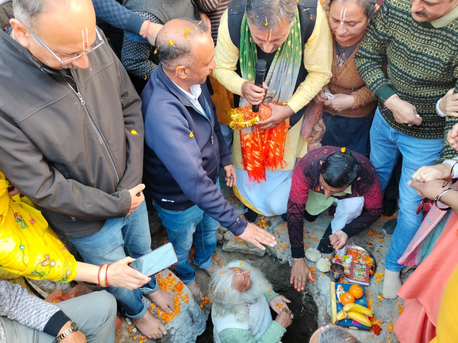 भगवान श्री जगन्नाथ मंदिर के प्रवेशद्वार की आधारशिला के पावन मौके पर श्रद्धालुओं को तिलक लगाते र भगवान श्री जगन्नाथ मंदिर के प्रवेशद्वार की आधारशिला के पावन मौके पर श्रद्धालुओं को तिलक लगाते र