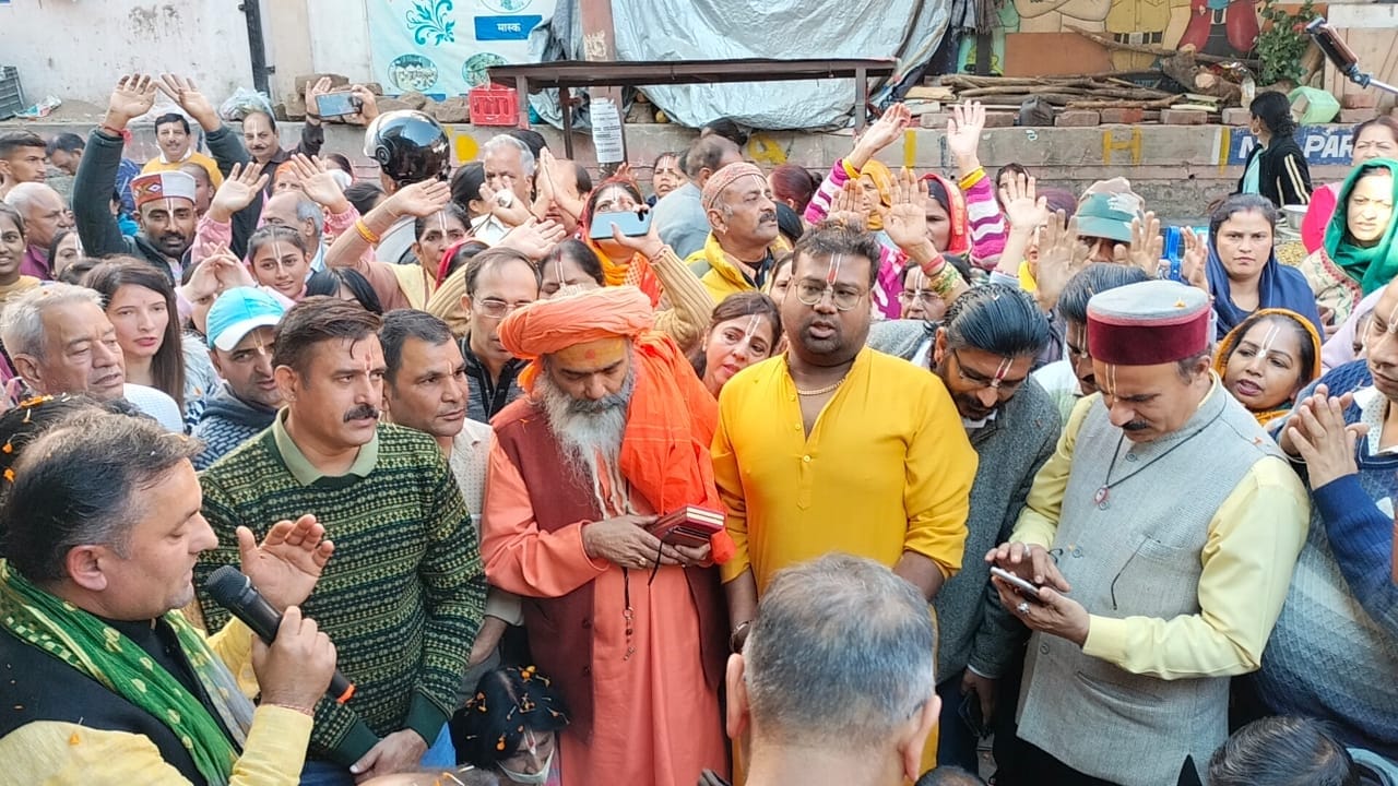 भगवान श्री जगन्नाथ मंदिर के प्रवेशद्वार की आधारशिला के पावन मौके पर श्रद्धालुओं को तिलक लगाते र भगवान श्री जगन्नाथ मंदिर के प्रवेशद्वार की आधारशिला के पावन मौके पर श्रद्धालुओं को तिलक लगाते र