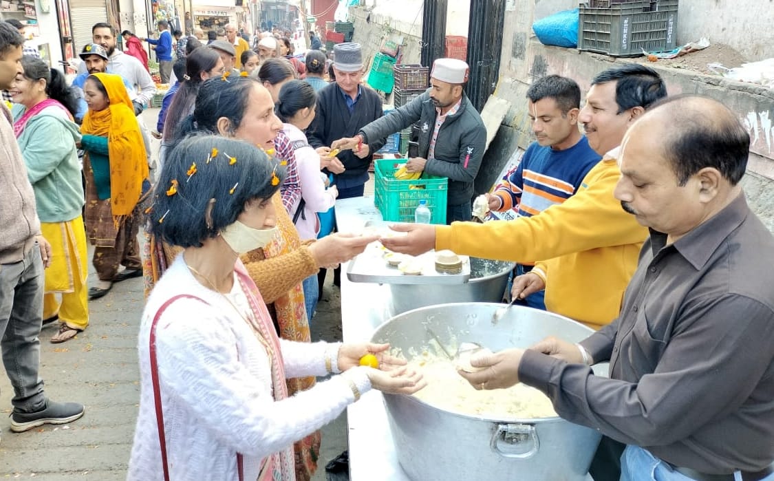 भगवान श्री जगन्नाथ मंदिर के प्रवेशद्वार की आधारशिला के पावन मौके पर श्रद्धालुओं को तिलक लगाते र भगवान श्री जगन्नाथ मंदिर के प्रवेशद्वार की आधारशिला के पावन मौके पर श्रद्धालुओं को तिलक लगाते र