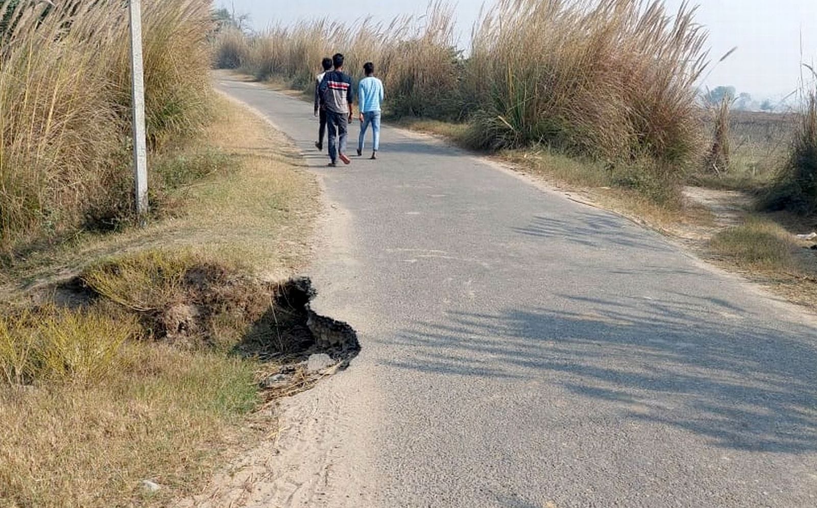 जरीफनगर-नाधा मार्ग का टूट रहा रोड। संवाद