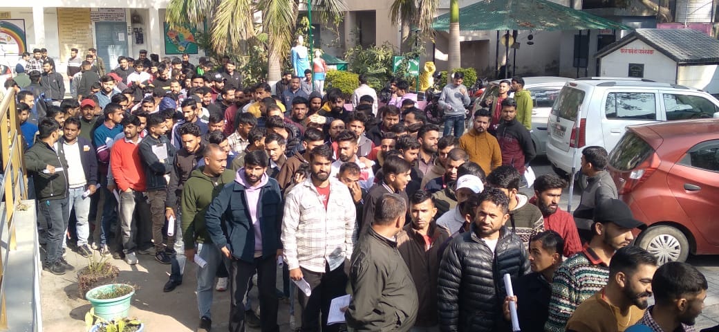 कन्या स्कूल नाहन में परिचालक की परीक्षा देने के बाद उत्साहित अभ्यर्थी। संवाद