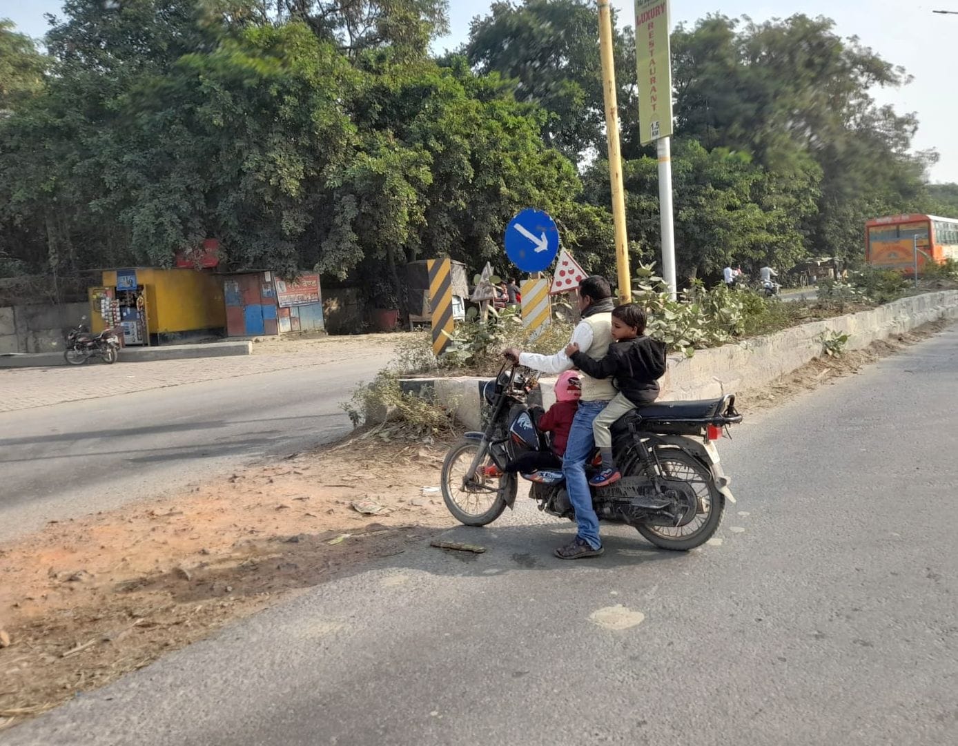 चांदापुर मोड़ पर अवैध कट से निकलते बाइक सवार। संवाद