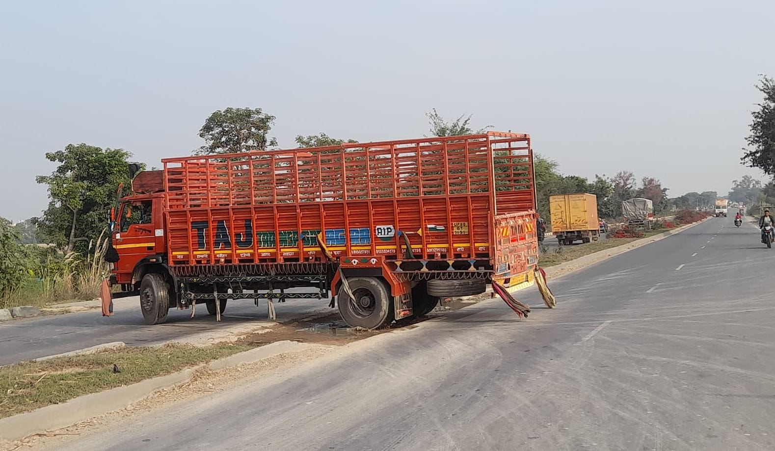 चांदापुर मोड़ पर अवैध कट से निकलते बाइक सवार। संवाद