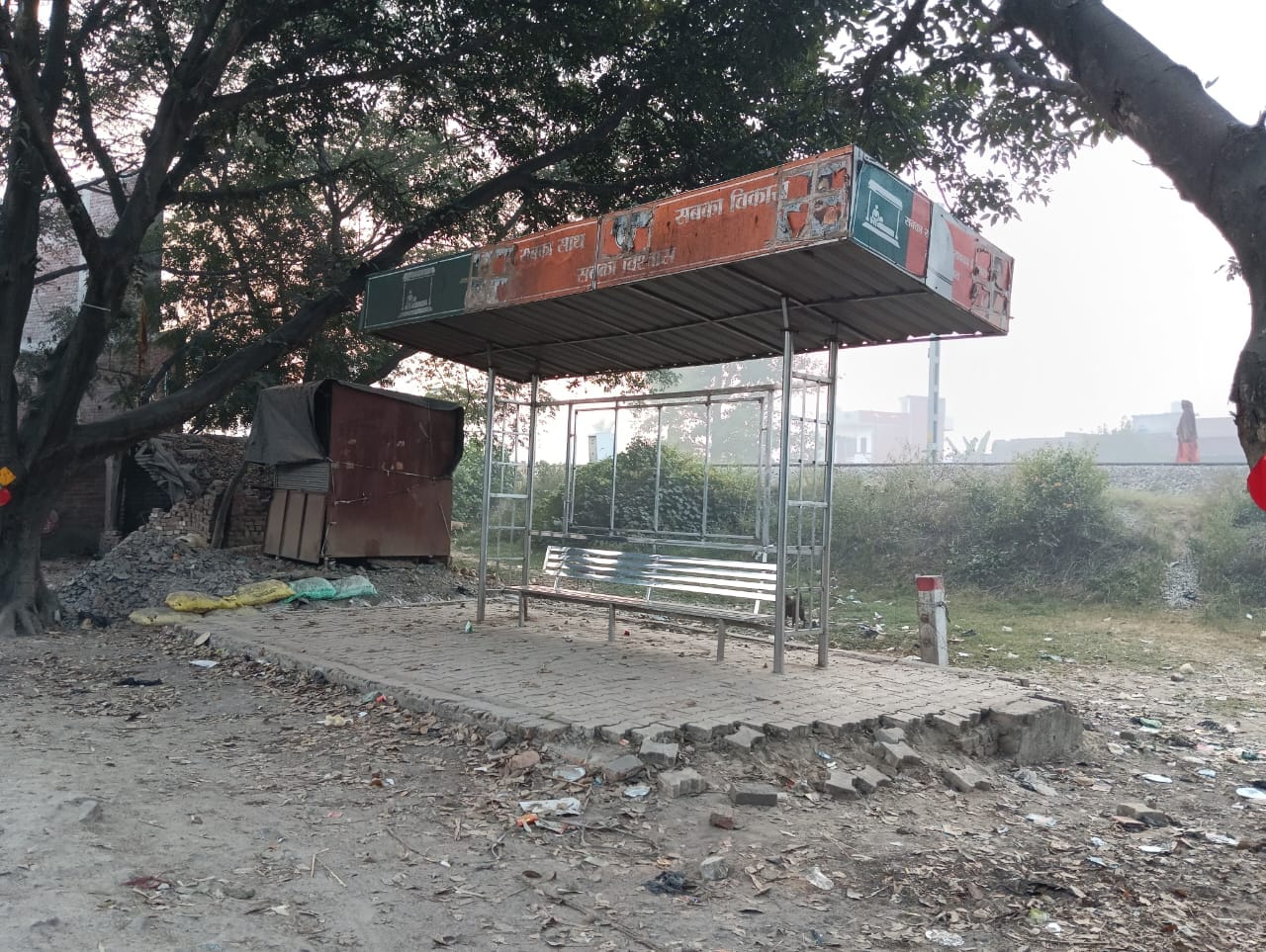 ईदगाह रेलवे क्रांसिग के पास स्थित यात्री शेड । संवाद